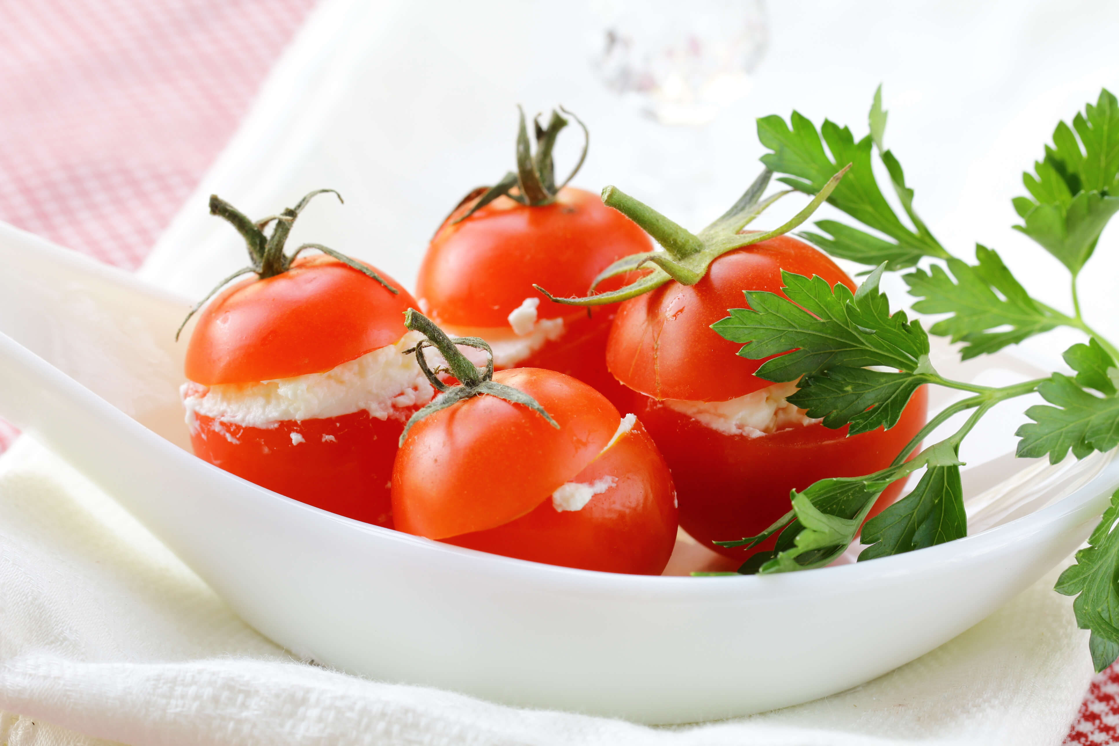 Receta de Tomates rellenos con mozarella y anchoas